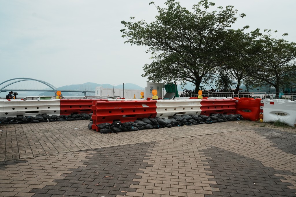 將軍澳海濱一帶，當局早已未雨綢繆，今早在沿岸路段設置大型水馬及堆放沙包。汪旭峰攝