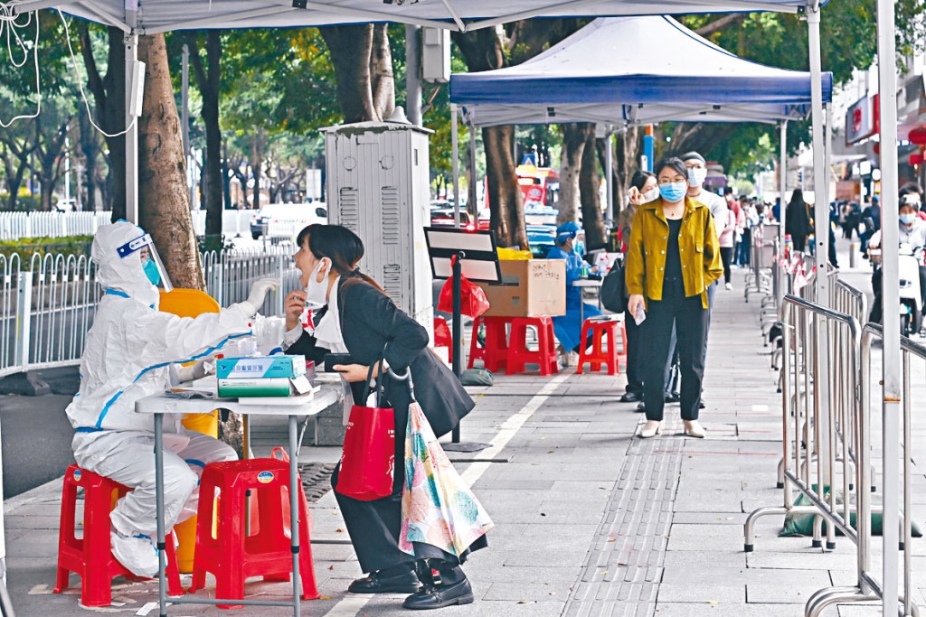 廣州市民排隊進行核酸檢測。