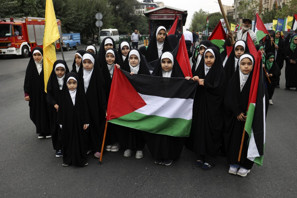 伊朗民众举行支持巴勒斯坦人的示威。美联社