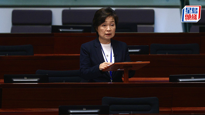 教育局局長蔡若蓮書面回覆立法會教育界議員朱國強的質詢指，不認同調整「細校」人手及校長職級的建議，強調學校須善用公帑發揮專業，確保教育質素