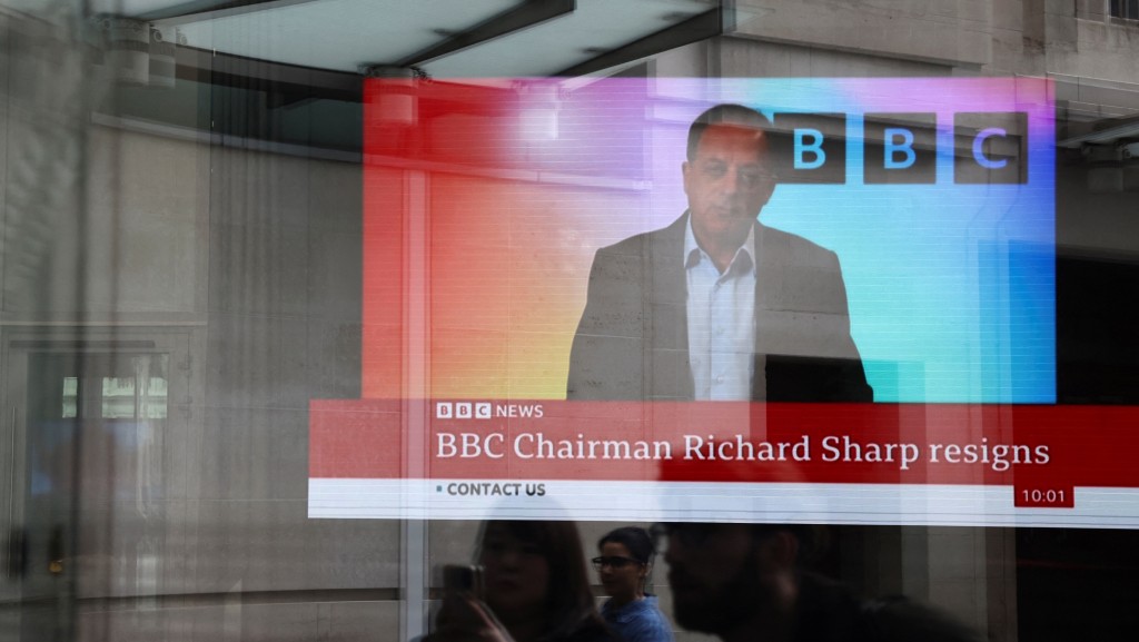 BBC倫敦辦公室大堂大電視播放夏普(Richard Sharp)的辭職聲明。 路透社