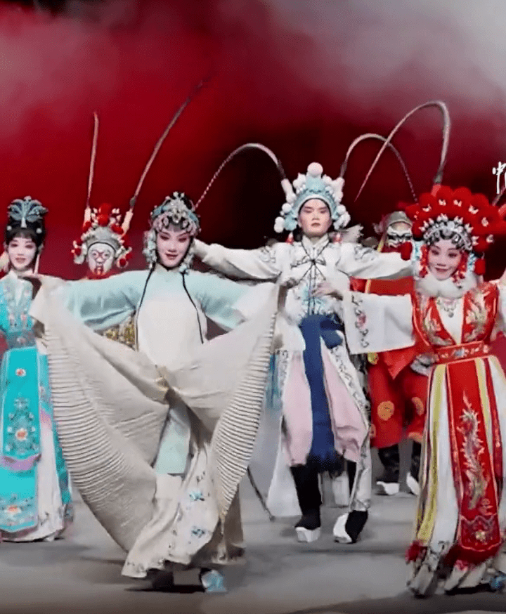 湖南昆劇團穿戲服跳科目三，傳統文化與時尚潮流的融合創新。