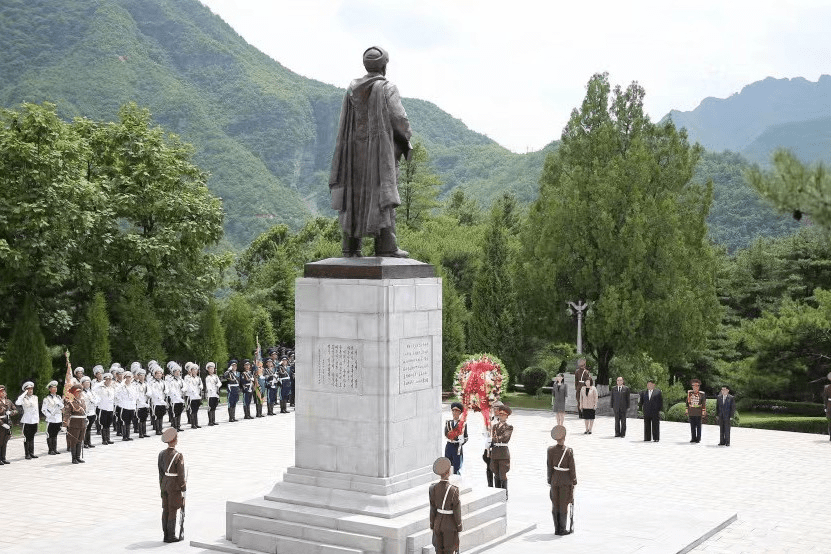 金正恩拜谒中国人民志愿军烈士陵园。央视