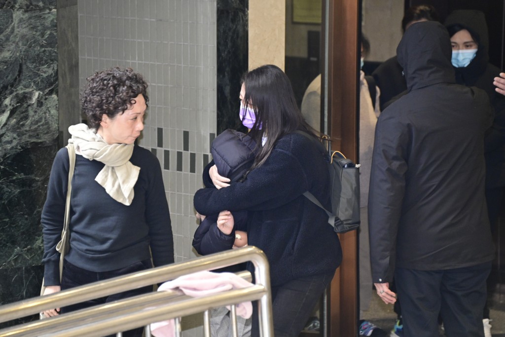 其間有人為兩名小孩遮掩面部，以免被拍攝，未知是否柳俊江的子女。