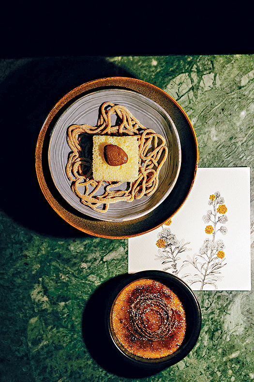 Kjolle的Cacao、copoazu、macambo甜點與Azotea的焦糖布丁。 Kjolle的Cacao、copoazu、macambo甜點與Azotea的焦糖布丁。