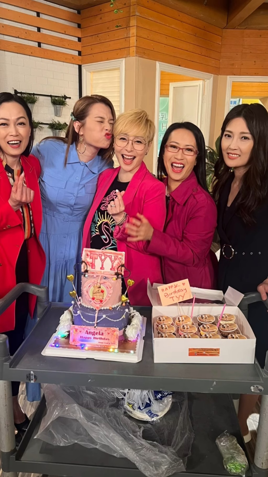 湯盈盈49歲生日獲《愛‧回家》演員為她搞神秘生日會。