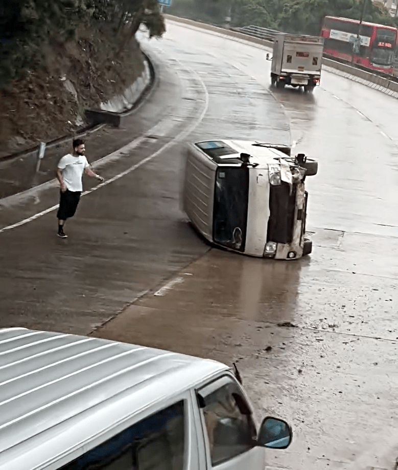 客貨車自炒翻側。fb：車cam L（香港群組）