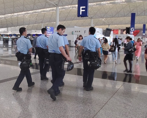 機場有警員巡邏。