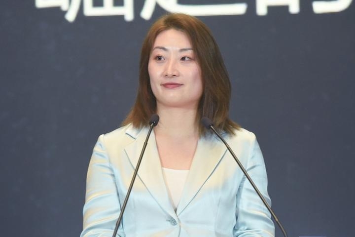 娃哈哈接班人42岁的宗馥莉取代邝肖卿成为中国女首富，财富810亿元。