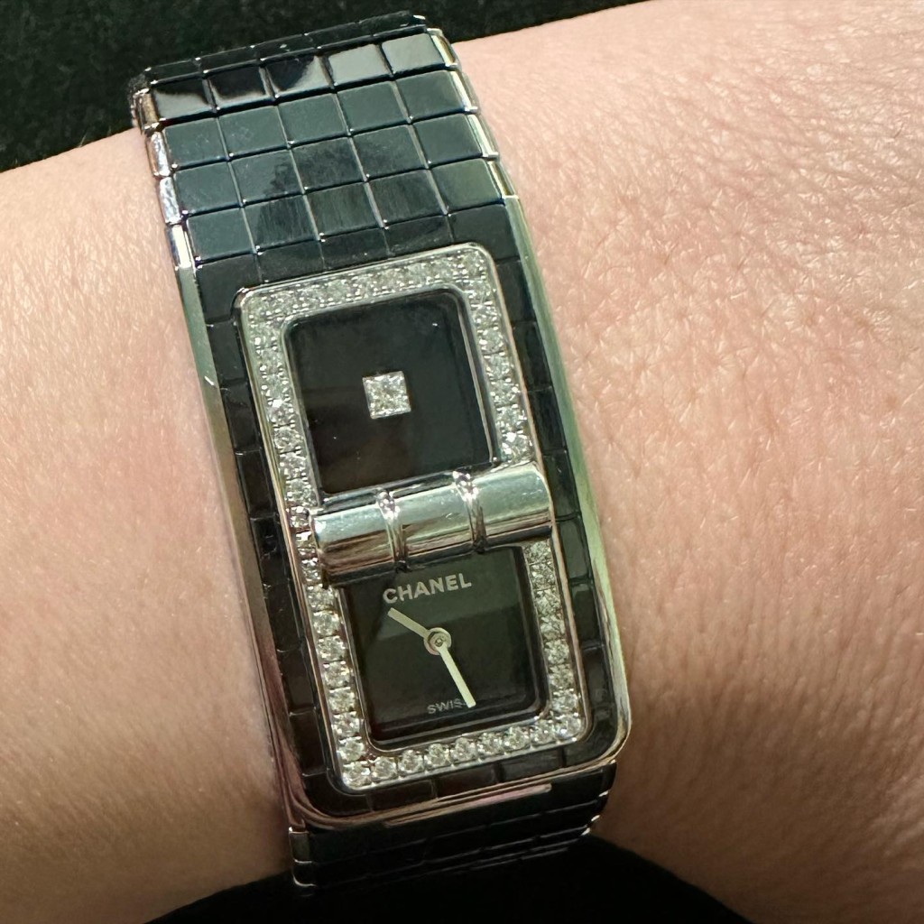 向展鵬近日又大晒「朱義盛」，包括他聲稱全港限量一隻、價值88,300元的Coco黑色瓦瓷鑽石腕錶。