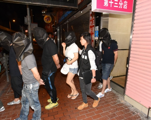 警方搗破旺角一個毒窟,12名男女被捕。