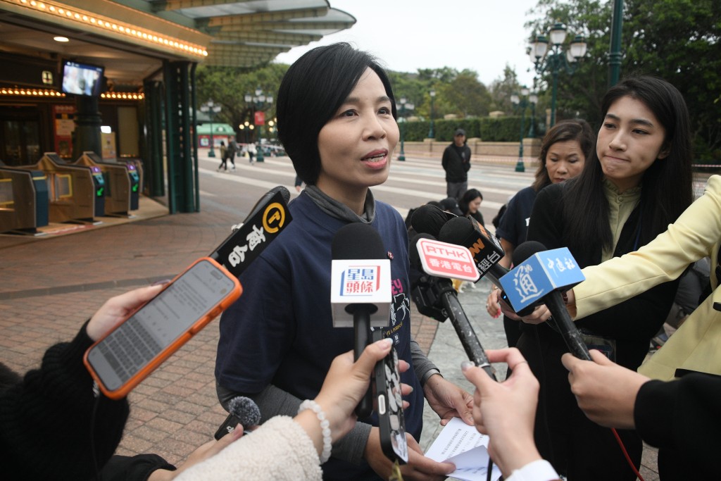 李婉玲表示,已安排額外人手,在較繁忙的車站協助,車站內也有安排告示和廣播,以提醒乘客相關安排。 李婉玲表示,已安排額外人手,在較繁忙的車站協助,車站內也有安排告示和廣播,以提醒乘客相關安排。