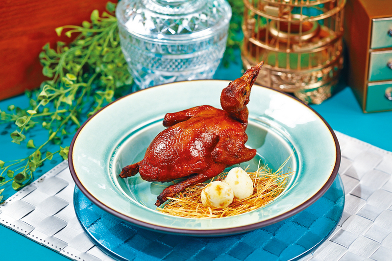 紅燒皇子鴿 乳鴿以沙薑、孜然粉及啤酒等醃至入味,再風乾四小時,原隻生炸能保存肉汁,令皮骨酥脆。
