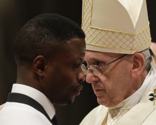 奧加是今年受洗信眾之一。AP