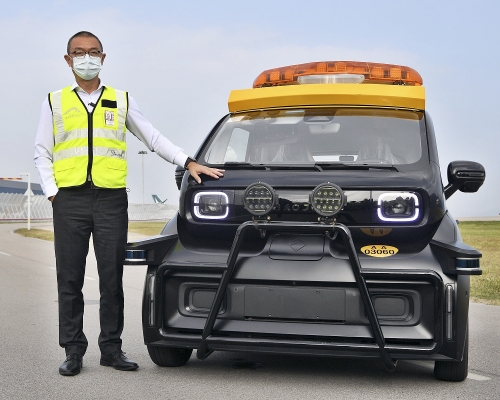 机场运行副总监姚兆聪介绍无人驾驶系统。