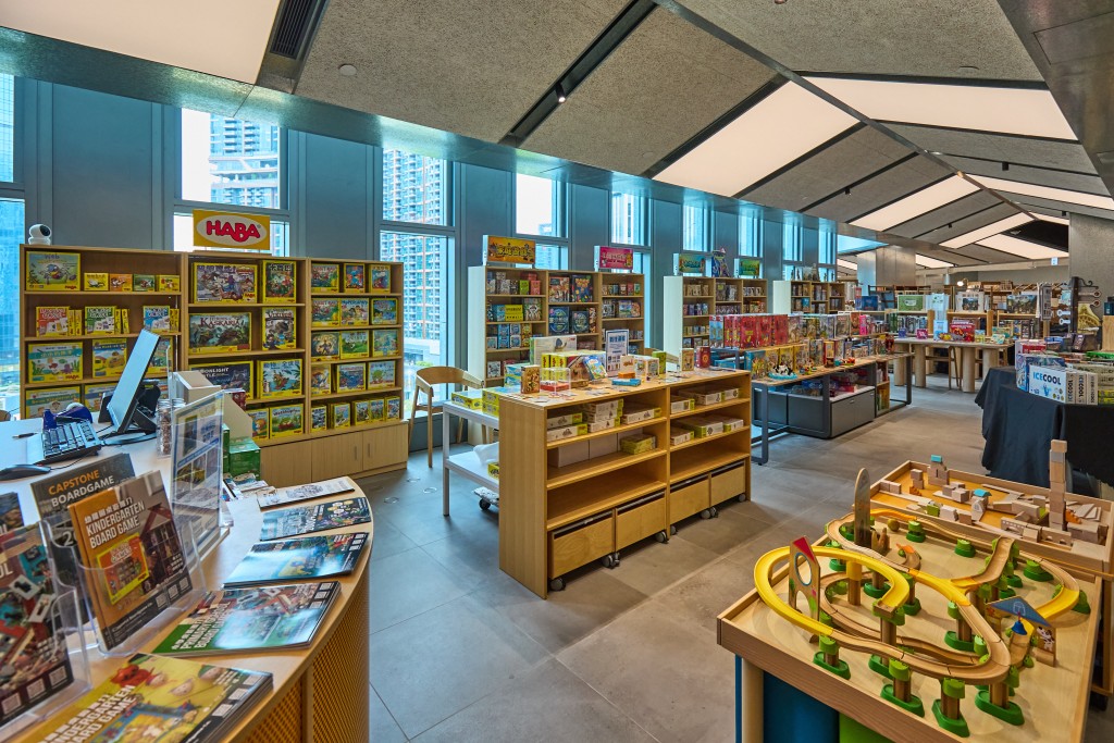 位於啟德的店子,周末時孩子圍在這裏玩桌遊,氣氛熱烈。(圖:霍楚暉) 位於啟德的店子,周末時孩子圍在這裏玩桌遊,氣氛熱烈。(圖:霍楚暉)