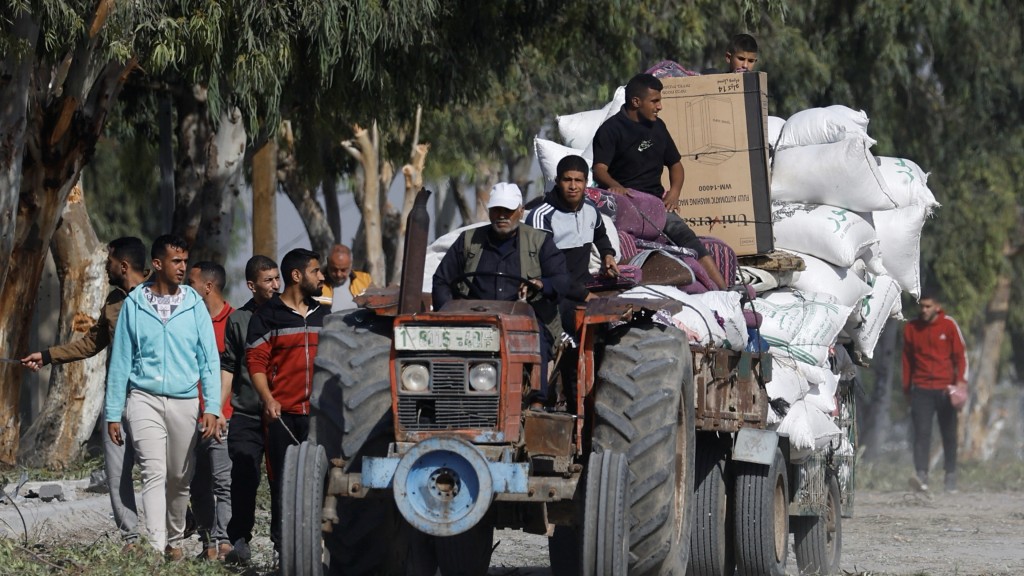 巴勒斯坦人趁停火逃離遭猛烈轟炸的加沙城。 路透社
