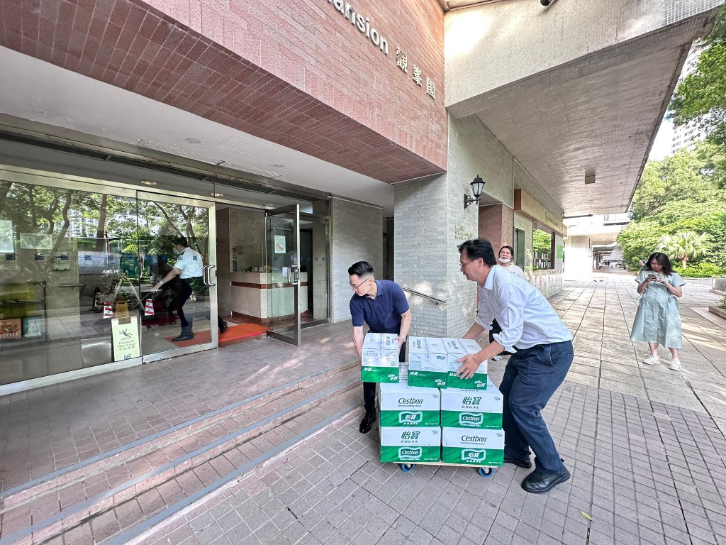 梁熙向嘉亨灣和鯉景灣居民贊助5000支瓶裝水。梁熙fb圖片 梁熙向嘉亨灣和鯉景灣居民贊助5000支瓶裝水。梁熙fb圖片