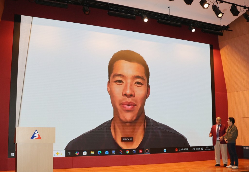 獲「最佳男泳員」的何甄陶透過錄像多謝大會頒發獎項。徐嘉華攝 獲「最佳男泳員」的何甄陶透過錄像多謝大會頒發獎項。徐嘉華攝