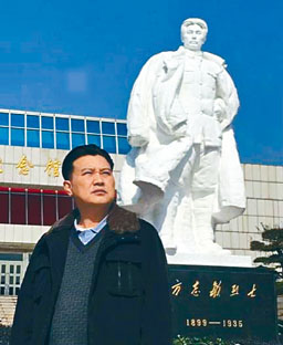 方華清站在方志敏紀念碑前。