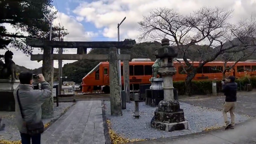 游客捕捉列车经过陶山神社的一刻。 X@YqAcBBmEQzFwLYw