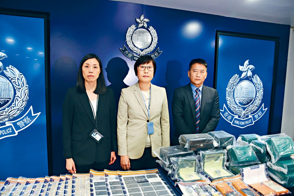 警务处助理处长（刑事）钟咏敏（中）形容，JPEX案是近年涉受害人最多，损失金额最大的骗案。
