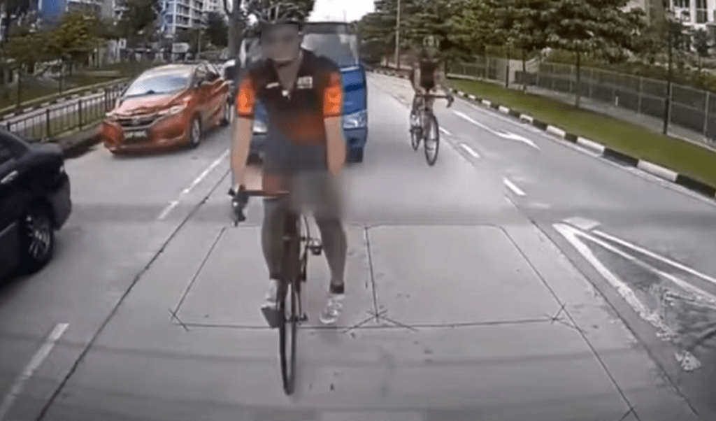 单车手于马路中心故意挡路。影片截图