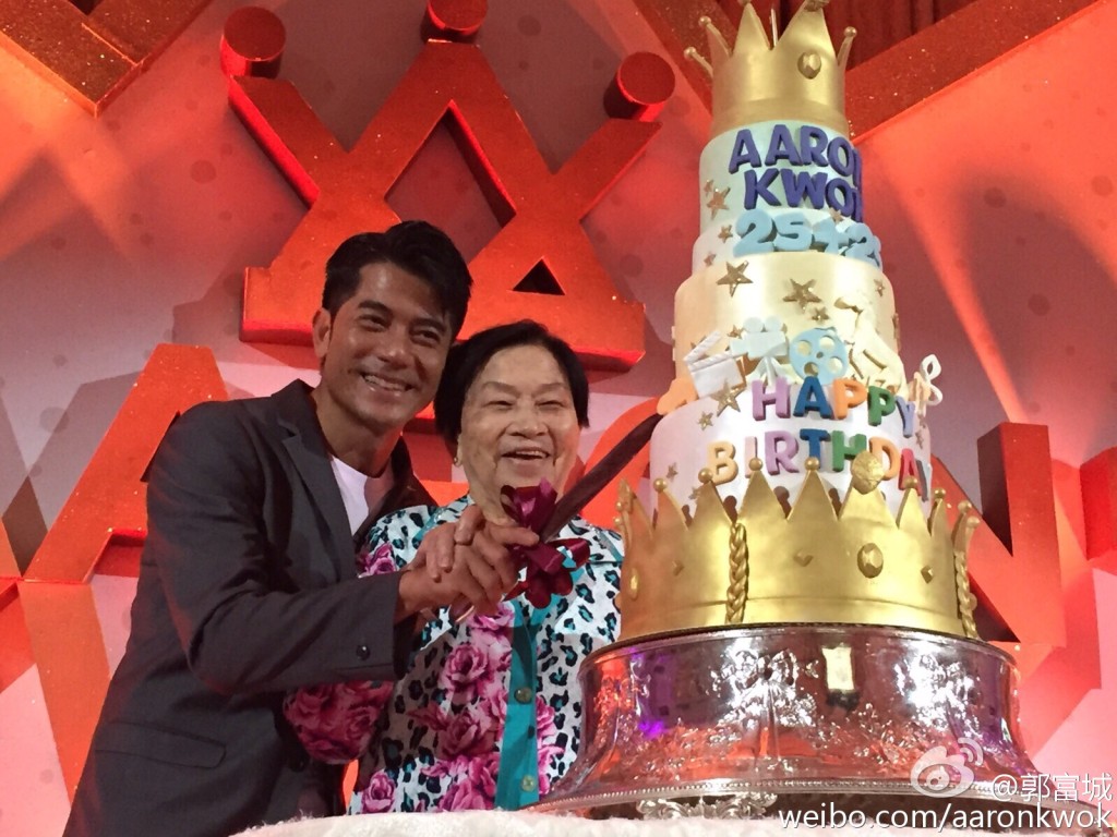 郭富城2015年与妈妈、工作团队过生日，当时他留言说：「希望快点成家立室。」结果两年后就娶得方媛。