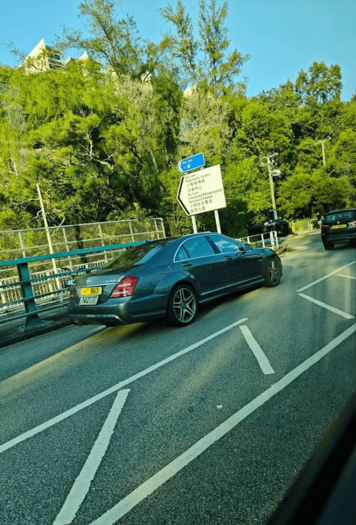 青山康輝路私家撞欄翻側司機逃逸 警車內檢約$62萬依托咪酯電子煙彈。fb「車cam L（香港群組）」