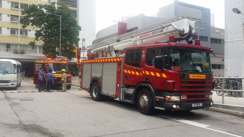 火警中，男戶主手部燒傷，並祖母因吸入濃煙不適，雙雙送院。 蔡楚輝攝