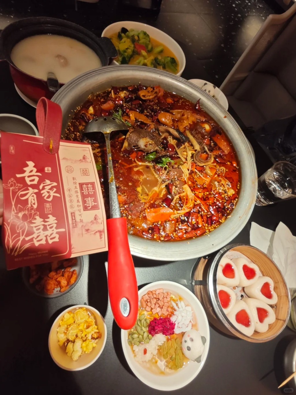 汪小菲旗下的火鍋店準備了不少喜糖。 汪小菲旗下的火鍋店準備了不少喜糖。