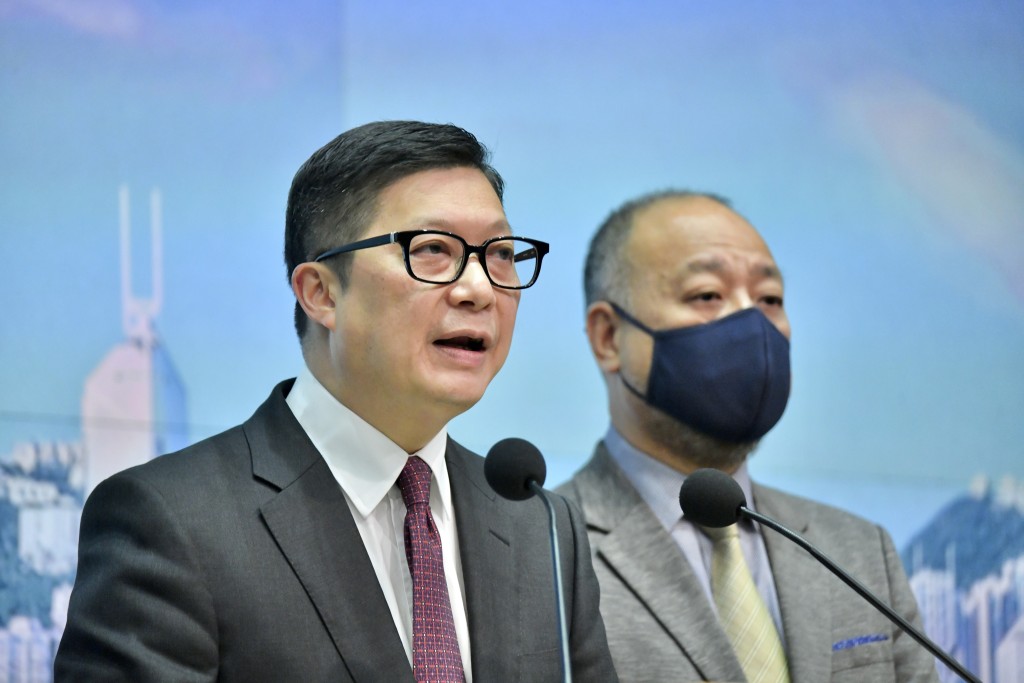 保安局局长邓炳强（左）。卢江球摄