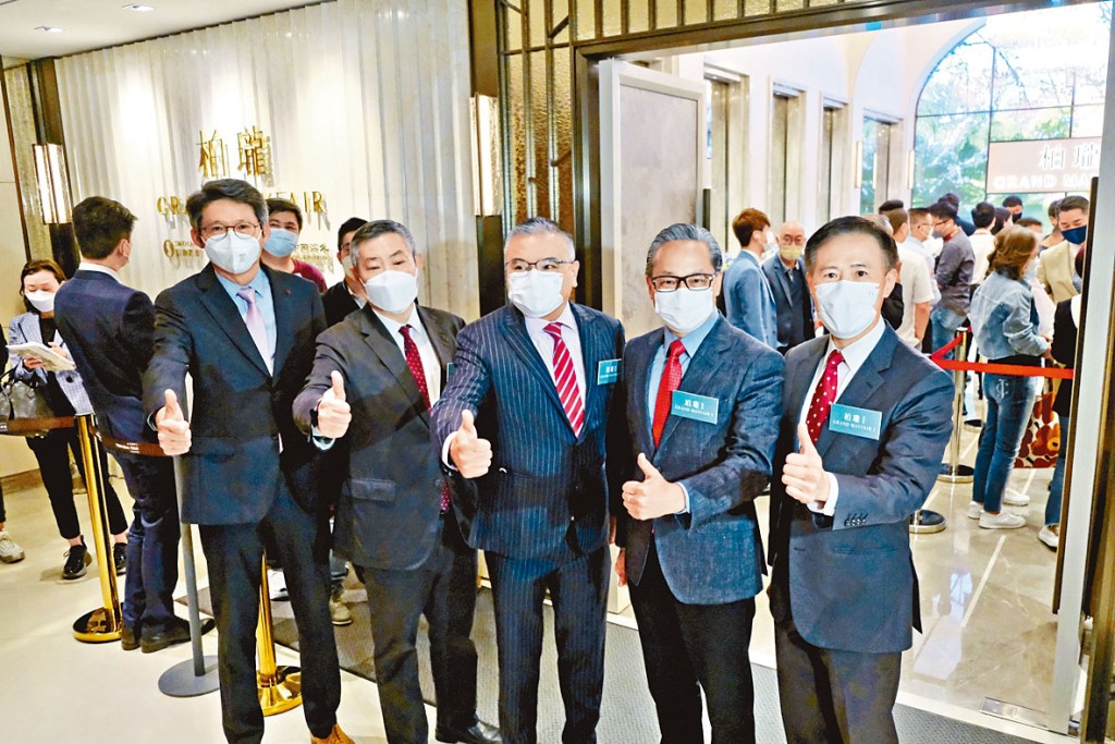 信和田兆源表示,項目吸引年輕準買家入市,其中2房單位最受追捧。(圖左起,中國海外李承聰、信和楊文、嘉華溫偉明、中國海外游偉光及信和田兆源。)