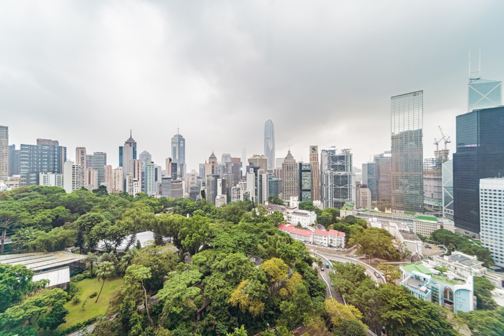 客厅可俯瞰香港动植物公园及中环繁华美景。