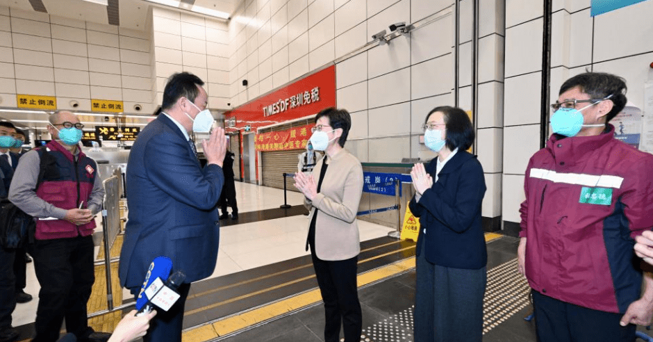 林鄭月娥昨日於深圳灣口岸迎接內地援港中醫專家組。資料圖片