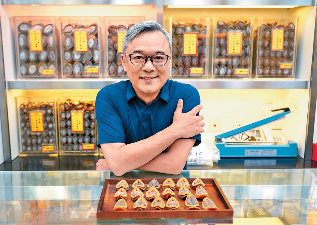 「鮑魚王」李國士自小學習中藥材營商，至1990年代勇闖南非發展，成為唯一合法擁有南非鮑魚捕撈權的華人。