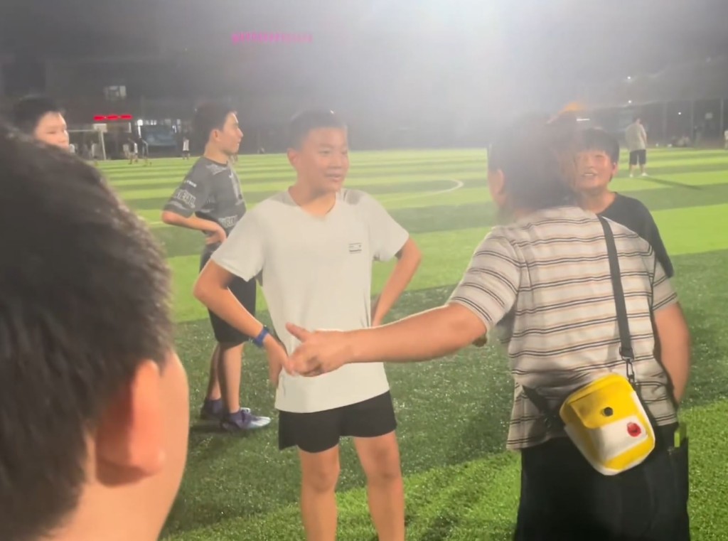 宝妈不顾危险带孩子穿越足球场，女儿被球踢中即情绪失控拒绝离开。