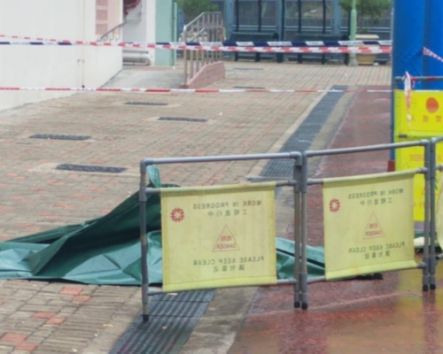 警方以帳篷遮蓋死者遺體。