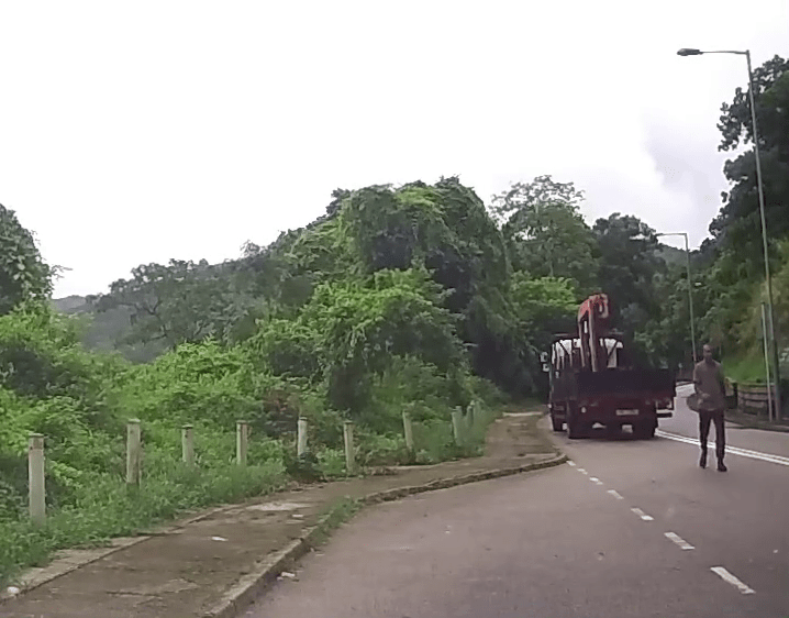 吊臂車司機落車查看。西貢人日報