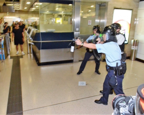 警員當日一度需噴射胡椒噴霧驅散。資料圖片