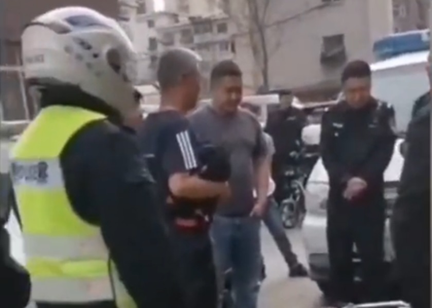 當地交警與民警到場,將兩涉事男子帶走。影片截圖