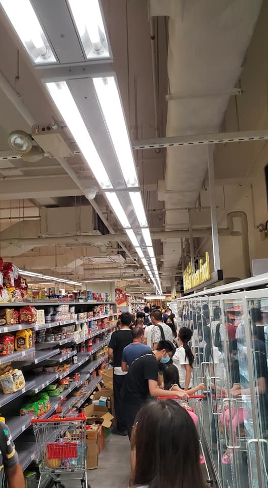 有超市分店，晚上仍有不少顧客排隊購物。