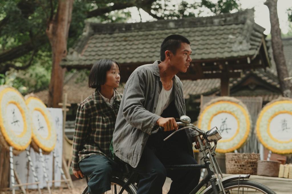 柯炜林在《大蒙》中演车伕，与「天才演员」方郁婷合作。