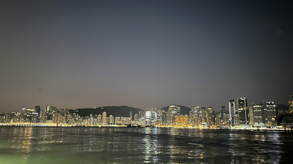 本港地區今日天晴乾燥。早上寒冷。蔡楚輝攝