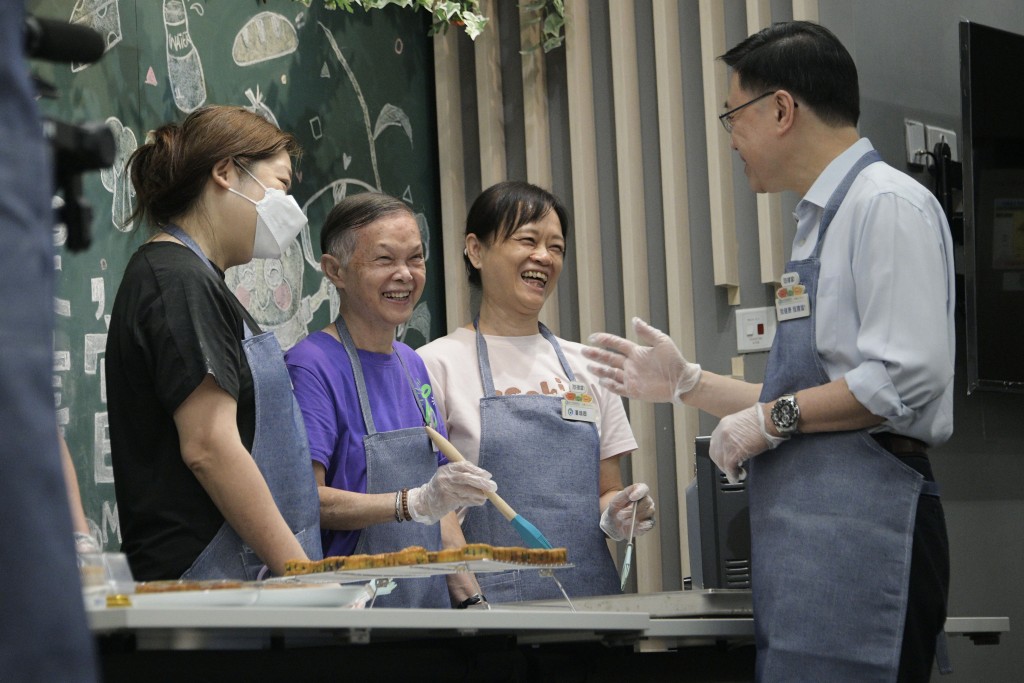 李家超探访康健中心期间，与会员一同制作健康月饼。 陈浩元摄