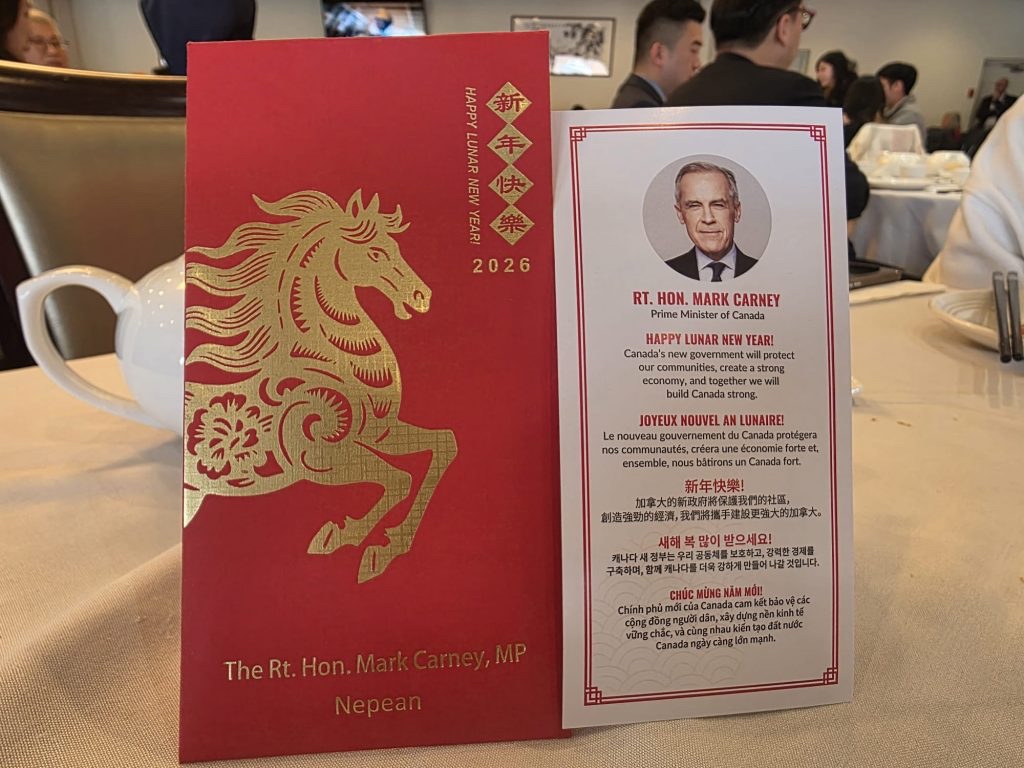 卡利派的利是印上5种语言的祝福语。 星岛