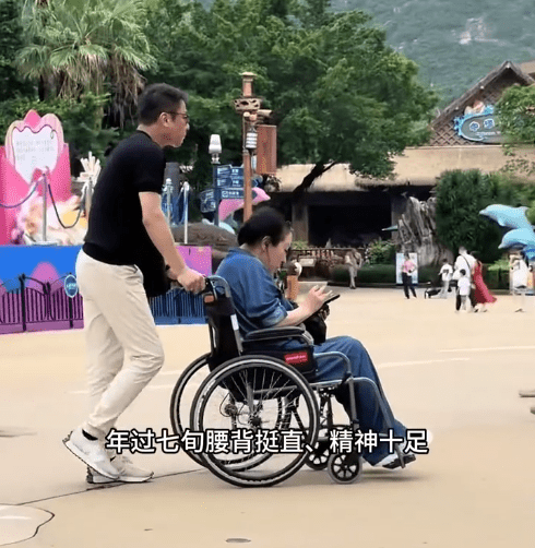 向太坐輪椅仍展強大氣場。