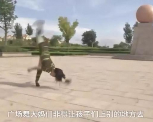 某舞蹈学校的小朋友在广场上练舞时被大妈赶并大骂。