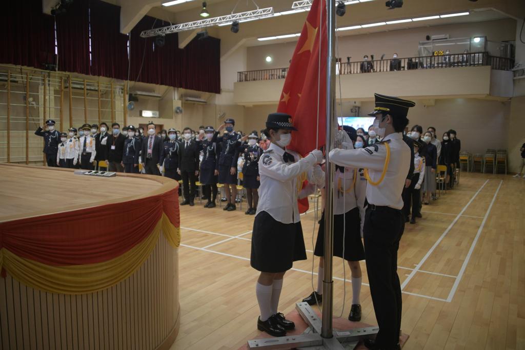 香港教育工作者联会黄楚标中学在礼堂举行升旗仪式。