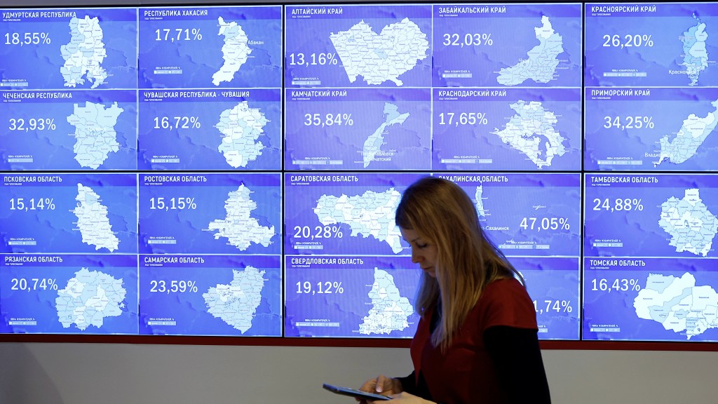 俄罗斯中央选举委员会总部屏幕显示各地投票情况。 路透社